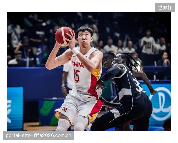 广厦G4变阵祭出包夹防守奏效,成功打乱上海队进攻节奏。 广厦G4变阵祭出包夹防守奏效,成功打乱上海队进攻节奏。